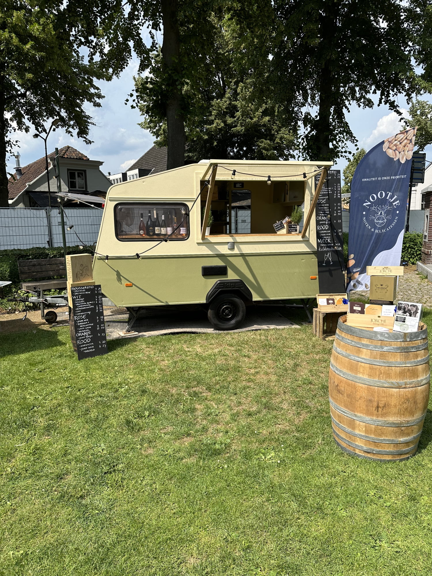 Mobiele bar tijdens wijnfestival Mobiele bar tijdens wijnfestival